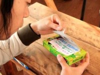 お菓子たけのこの里の箱にメッセージを仕掛けるサプライズ